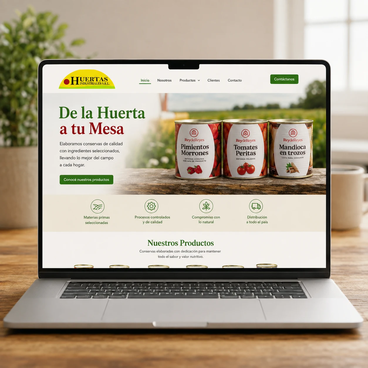 Sitio web de Huertas Industriales presentado en una notebook