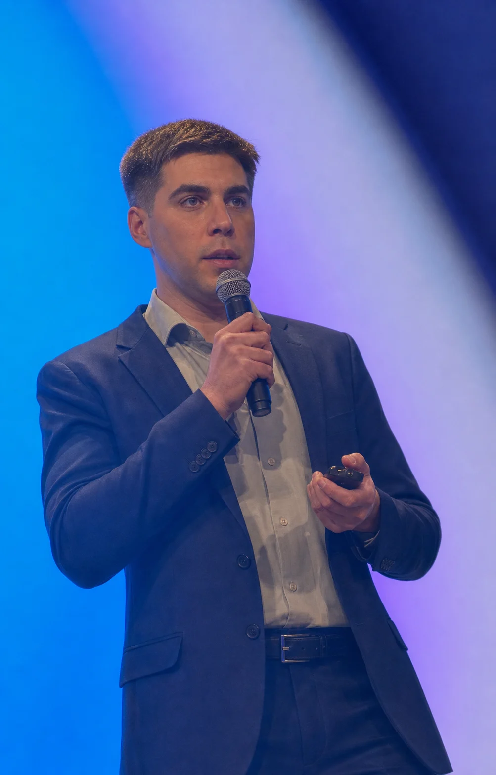 Tomás Gauto presentando en un escenario